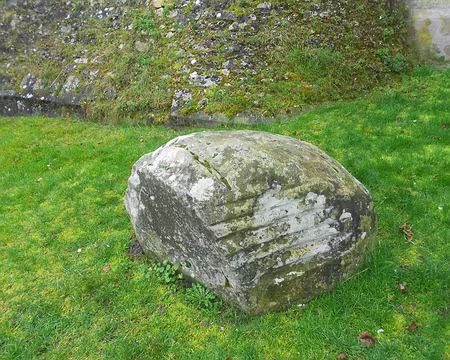 PXL002 Polissoir près de l'église de Buno-Bonnevaux