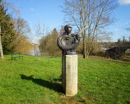 PXL010 Django Reinhardt (1910-1953), guitariste de Jazz, mort à Samois.