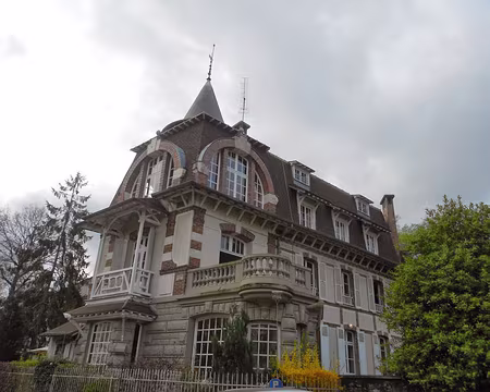 PXL005 ...magnifiques villas de vacances construites en bord de Seine à la Belle Epoque.