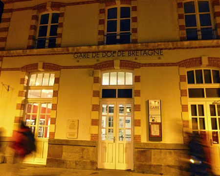PXL000 Arrivée tardive à Dol-de-Bretagne