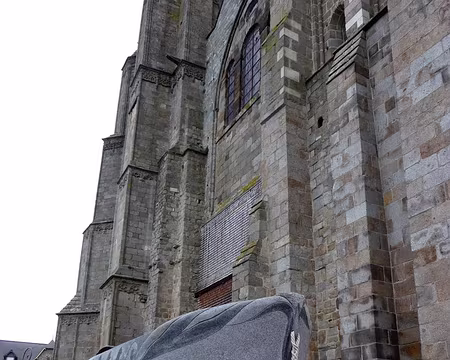 PXL002 Devant la cathédrale de Dol - Bateau de quelques tonnes qui flotte !