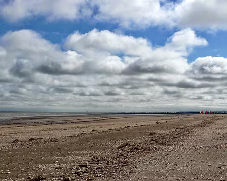 PXL008 Bord de mer avec le Mont Saint-Michel au loin