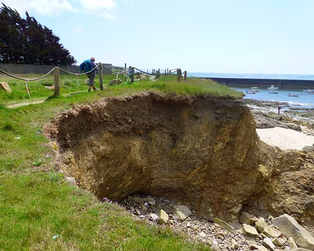 PXL051 cet hiver la mer a attaqué sérieusement la côte et le chemin a disparu