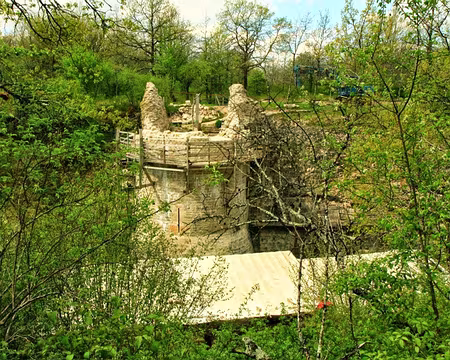 PXL004 Le site du vieux chateau, tours en reconstruction.