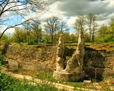 PXL005 Ancienne forteresse médiévale située à Noyers, fin Xe siècle pour les seigneurs de Noyers, le château est fortifié au début du XIIIe siècle par Hugues de...