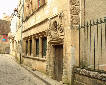 PXL007 De style Renaissance, la maison du Kamato a été construite à la fin du XVe siècle. Le rez-de-chaussée offrait un refuge aux pèlerins pour Compostelle, reste la...