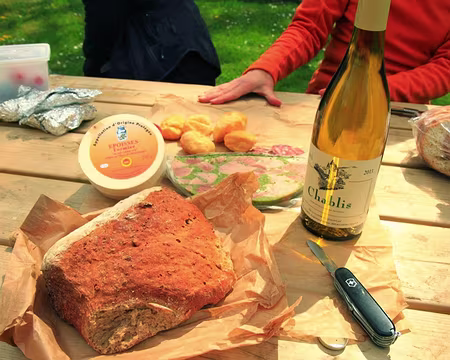 PXL012 Pique-nique Bourguignon, gougères, jambon persillé de Bourgogne, époisses, pain bûcheron et CMaitre Chablis ; avant l'effort, le réconfort.