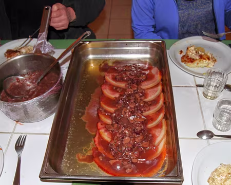 PXL024 Jambon braisé, sauce bourguignonne au vin rouge, oignons et champignons et son gratin...magnifique !