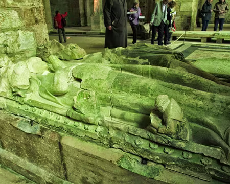 PXL054 Les gisants des bienfaiteurs de l’abbaye, les sires de Mello d'Epoisses.