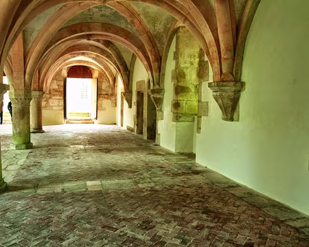 PXL063 La salle des moines, voûtée sur croisée d'ogives, ce qui est plutôt gothique.