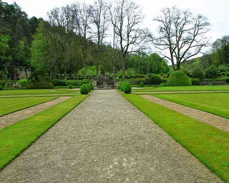 PXL064 La fontaine où fut tourné la dernière scène dans Cyrano de Bergerac avec G. Depardieu.