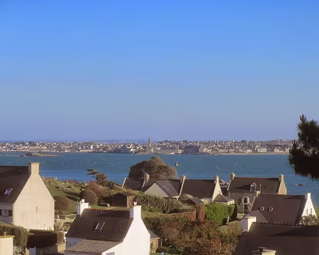 PXL036 une AJ avec la vue sur la mer et Roscoff