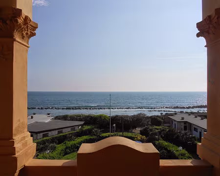 PXL100 Vue depuis la chambre de l'auberge de jeunesse de Marina di Massa, près de Carrare
