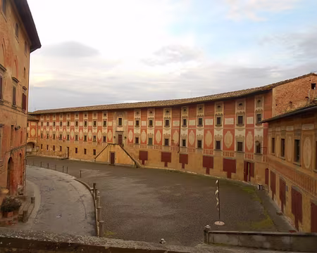 PXL168 Palais du Séminaire, façade rouge décorée de fresques du XVIIIè s.