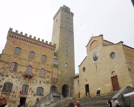 PXL180 Place du Duomo avec la Collégiale Santa Maria Assunta et le Palais du Peuple