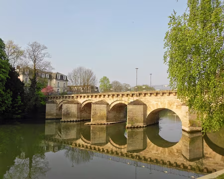 PXL002 ...franchit la Seine à Meulan.