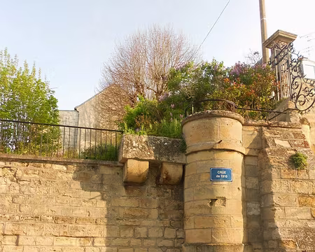 PXL003 Remparts de Meulan avec indication de la crue de la Seine en 1910.