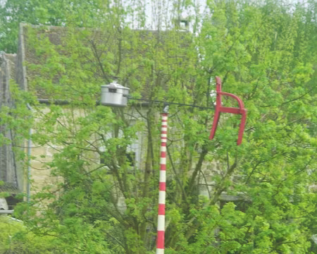 PXL024 Girouette originale, St-Ouen l'Aumône (prise depuis le train)