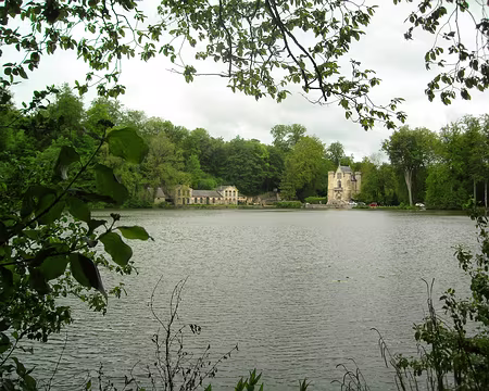 PXL000 Etang de Comelle. Au fond, le logis de la Reine Blanche