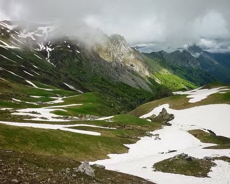 PXL011 De l'autre côté du col, accueil en blanc sur forte pente...