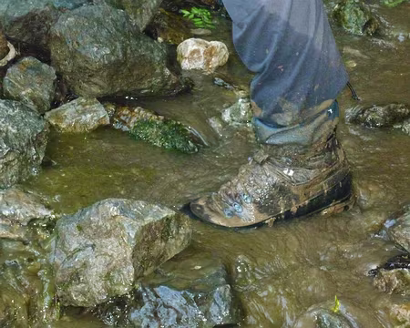 PXL057 ... et la chaussure lourde de boue....