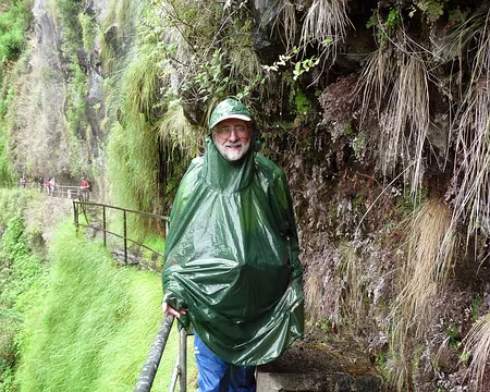 PXL109 J12-Levada do Curral : Testeur vêtements de pluie VC en pleine action