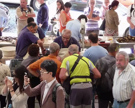 PXL129 J13-Funchal : Mercado dos Lavradores - Le thon attire les touristes et 2 goulus CAFistes