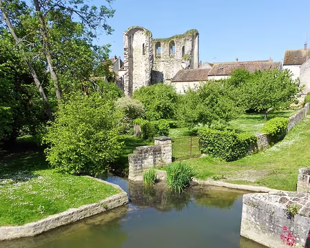 PXL005 La Tour de Ganne édifiée en 1127 par Louis VI le Gros. Elle fut l'un des donjons qui fortifiaient les confins de l'Ile de France et de la Bourgogne.