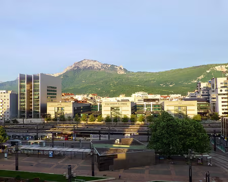 PXL000 L'hôtel est vraiment en face de la gare de Grenoble !
