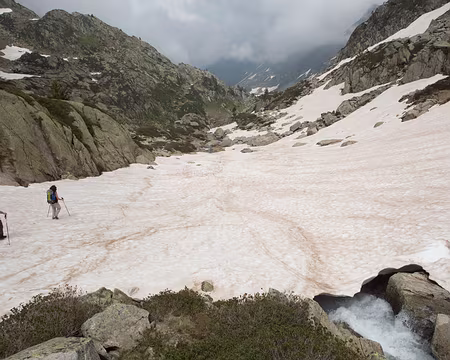 FM9A0641 Éviter de passer au dessus du torrent qui coule sous le névé