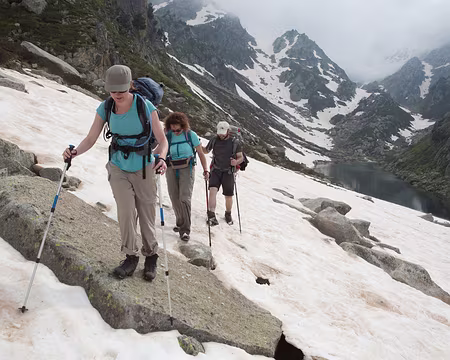 FM9A0742 Nous remontons un peu pour éviter une partie exposée du névé à l’aplomb d’une grande cascade