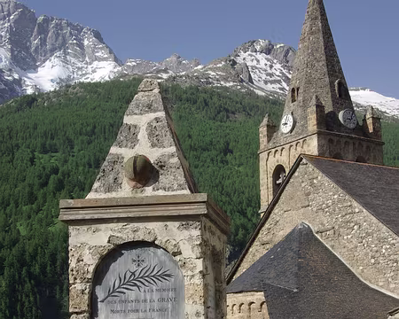 Le monument aux morts et l’église de la Grave Le monument aux morts et l’église de la Grave