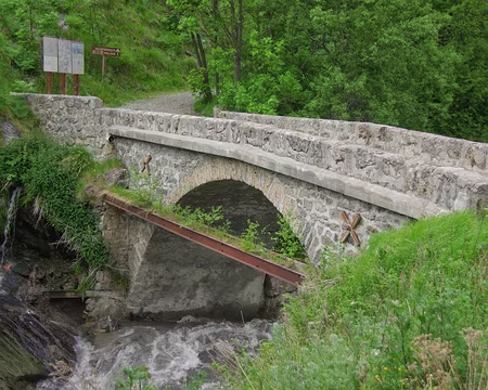 Le pont sur la Romanche, prélude à la SEULE montée de la journée ! Le pont sur la Romanche, prélude à la SEULE montée de la journée !