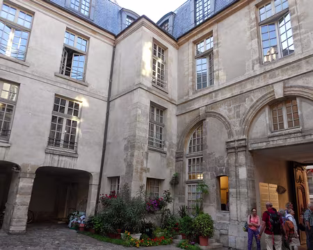 PXL019 Cour de l'Hôtel d'Albret construit au milieu du XVIè s.