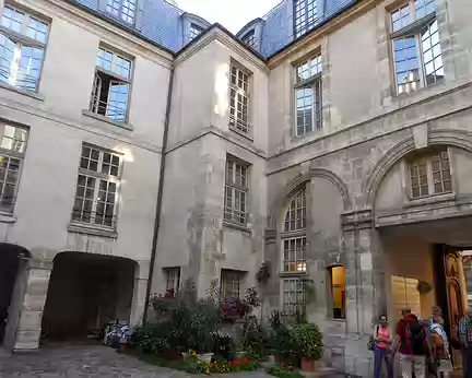 PXL019 Cour de l'Hôtel d'Albret construit au milieu du XVIè s.