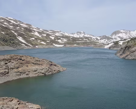 DSC02739 2500 mètres de longueur, 500 mètres de largeur et 75 mètres de profondeur. Sa superficie est de 1,71 km2 et son altitude de 2213 mètres.