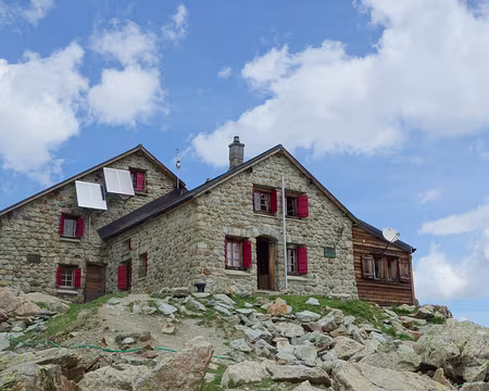 PXL070 Nous arrivons à la cabane des Aiguilles rouges pour midi