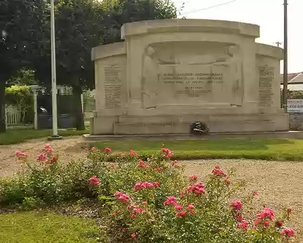 PXL010 Monument aux Morts de Faremoutiers, édifié en 1921 à la mémoire des Faremontais tombés au Champ d'Honneur pendant la guerre de 1914-1918.