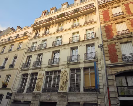 PXL011 Bas-reliefs représentant deux femmes en tenue légère, rue de Turenne