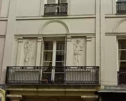 PXL013 Bas-reliefs rue des Filles du Calvaire, rue créée en 1696-1698.