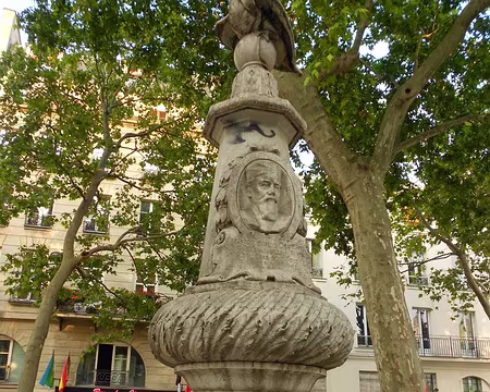 PXL015 Fontaine surmontée d'un pélican et dont le médaillon représente le portrait de François-Eugène Dejean, premier directeur du Cirque d'Hiver.