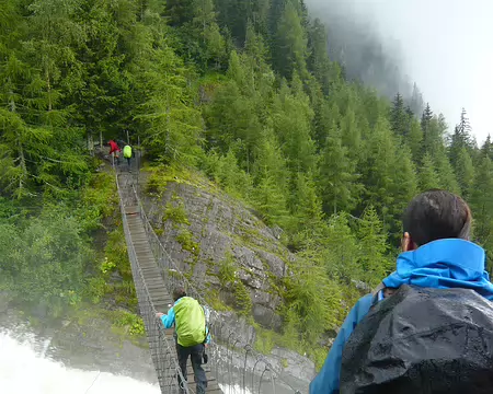 PXL030 Passerelle au-dessus du torrent de Bionnassay.