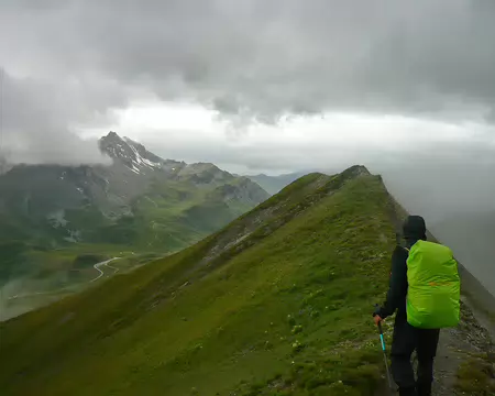 PXL038 Mercredi 13/08. Crête des Gittes, au sortir du refuge de la Croix du Bonhomme.