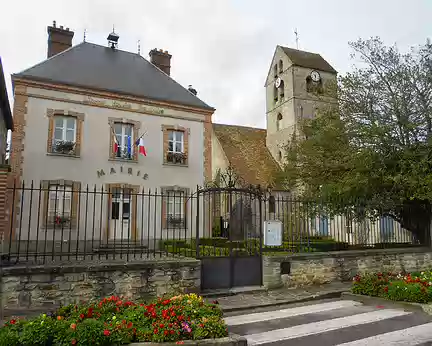 PXL027 Mairie d'Arbonne-la-Forêt et l'Eglise Saint-Eloi, XIIè s. remaniée aux XVè et XVIè s.