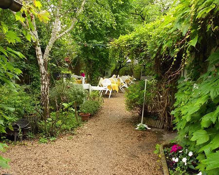 PXL009 jardin d'une guinguette