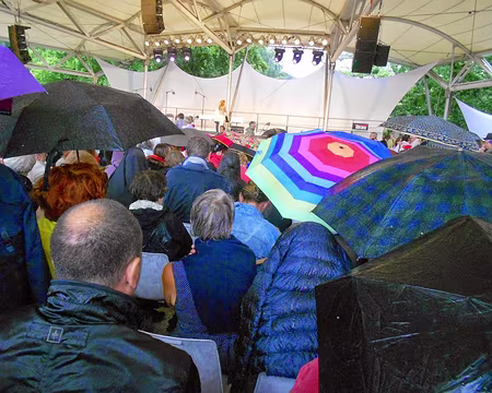 PXL028 Bourrasque et pluie ont interrompu momentanément...