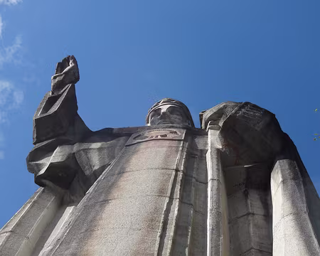 DSC04345a Passage rapide au Christ-Roi, 500 tonnes de ciment arm� de granit. Du solide !