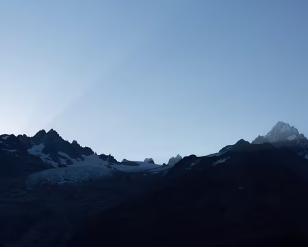 FM9A5972 Le soleil se l�ve derri�re l'aiguille du Tour