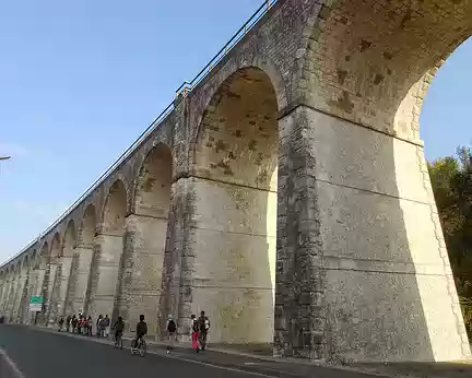 PXL001 Le viaduc ferroviaire datant de 1856, long de 387 m et comportant 42 arches enjambe la vallée de la Voulzie (affluent de la Seine, long de 44 km)