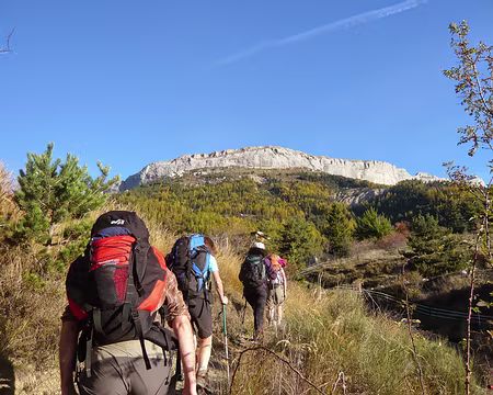 PXL061 J8. Remontée en direction de la montagne de Céüse depuis le gîte d'étape.